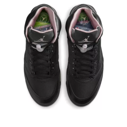 Jordan 5 Retro PSG Paris Saint-Germain Off Noir nízke streetové tenisky — produktová fotografia na bielom pozadí, bočný pohľad