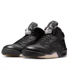 Jordan 5 Retro PSG Paris Saint-Germain Off Noir nízke streetové tenisky — produktová fotografia na bielom pozadí, bočný pohľad
