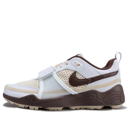 Nike Zoom Field Jaxx Travis Scott Light Chocolate nízke streetové tenisky čokoládové — produktová fotografia na bielom pozadí, bočný pohľad