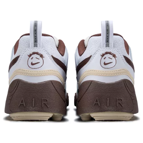 Nike Zoom Field Jaxx Travis Scott Light Chocolate nízke streetové tenisky čokoládové — produktová fotografia na bielom pozadí, bočný pohľad