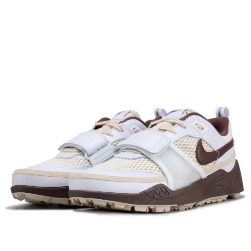 Nike Zoom Field Jaxx Travis Scott Light Chocolate nízke streetové tenisky čokoládové — produktová fotografia na bielom pozadí, bočný pohľad