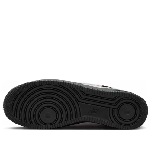 Nike Air Force 1 Low '07 Cordura Iron Ore nízke streetové tenisky — produktová fotografia na bielom pozadí, bočný pohľad