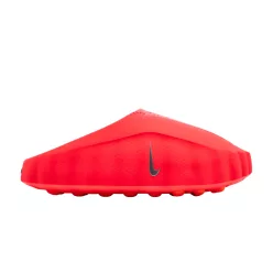 Nike Mind 001 Slide Solar Red šľapky červené — produktová fotografia na bielom pozadí, bočný pohľad