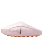 Nike Mind 001 Slide Pearl Pink dámske šľapky ružové — produktová fotografia na bielom pozadí, bočný pohľad