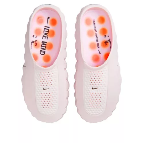 Nike Mind 001 Slide Pearl Pink dámske šľapky ružové — produktová fotografia na bielom pozadí, bočný pohľad