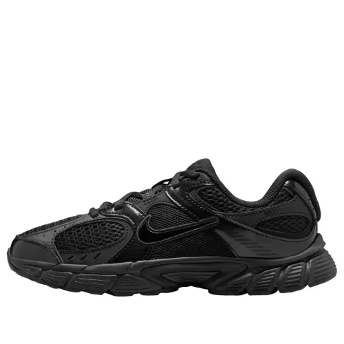 Nike V5 RNR GS 'Triple Black' nízke streetové tenisky tmavosivé-čierne — produktová fotografia na bielom pozadí, bočný pohľad