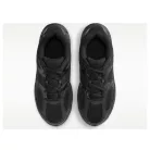 Nike V5 RNR GS 'Triple Black' nízke streetové tenisky tmavosivé-čierne — produktová fotografia na bielom pozadí, bočný pohľad