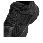 Nike V5 RNR GS 'Triple Black' nízke streetové tenisky tmavosivé-čierne — produktová fotografia na bielom pozadí, bočný pohľad