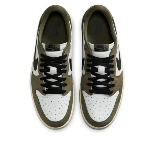 Jordan 1 Retro Low Medium Olive Summit White Sail Black nízke streetové tenisky olivové-biele — produktová fotografia na bielom pozadí, bočný pohľad