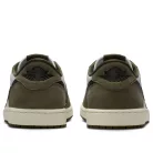 Jordan 1 Retro Low Medium Olive Summit White Sail Black nízke streetové tenisky olivové-biele — produktová fotografia na bielom pozadí, bočný pohľad
