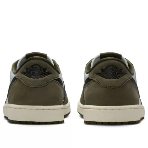 Jordan 1 Retro Low Medium Olive Summit White Sail Black nízke streetové tenisky olivové-biele — produktová fotografia na bielom pozadí, bočný pohľad