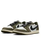 Jordan 1 Retro Low Medium Olive Summit White Sail Black nízke streetové tenisky olivové-biele — produktová fotografia na bielom pozadí, bočný pohľad