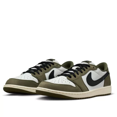 Jordan 1 Retro Low Medium Olive Summit White Sail Black nízke streetové tenisky olivové-biele — produktová fotografia na bielom pozadí, bočný pohľad