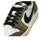 Jordan 1 Retro Low Medium Olive Summit White Sail Black nízke streetové tenisky olivové-biele — produktová fotografia na bielom pozadí, bočný pohľad