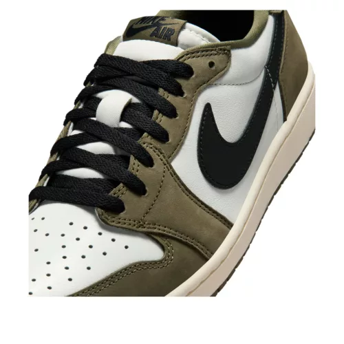 Jordan 1 Retro Low Medium Olive Summit White Sail Black nízke streetové tenisky olivové-biele — produktová fotografia na bielom pozadí, bočný pohľad