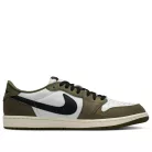 Jordan 1 Retro Low Medium Olive Summit White Sail Black nízke streetové tenisky olivové-biele — produktová fotografia na bielom pozadí, bočný pohľad