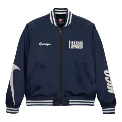 Nike x Nigo Souvenir Jacket Midnight Navy/Black bunda tmavomodrá-čierna — produktová fotografia na bielom pozadí, bočný pohľad