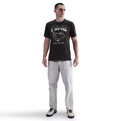 Nike Sportswear T-Shirt Off-Noir tričko — produktová fotografia na bielom pozadí, bočný pohľad
