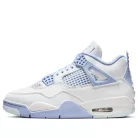 Jordan 4 Retro Forget Me Not dámske nízke streetové tenisky — produktová fotografia na bielom pozadí, bočný pohľad