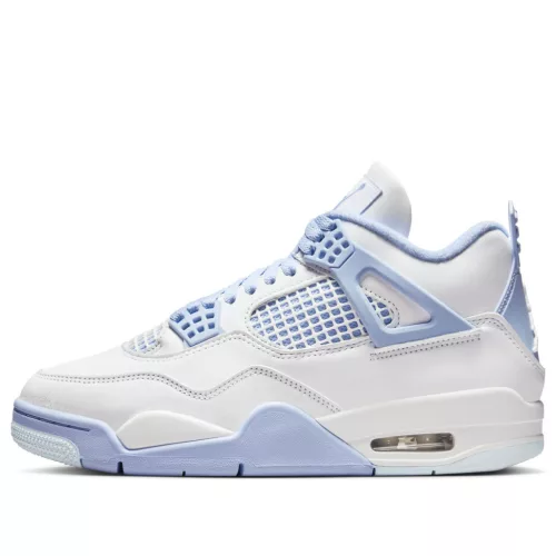 Jordan 4 Retro Forget Me Not dámske nízke streetové tenisky — produktová fotografia na bielom pozadí, bočný pohľad