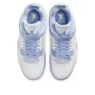 Jordan 4 Retro Forget Me Not dámske nízke streetové tenisky — produktová fotografia na bielom pozadí, bočný pohľad