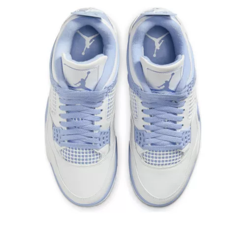Jordan 4 Retro Forget Me Not dámske nízke streetové tenisky — produktová fotografia na bielom pozadí, bočný pohľad