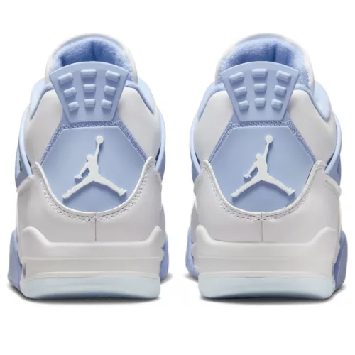 Jordan 4 Retro Forget Me Not dámske nízke streetové tenisky — produktová fotografia na bielom pozadí, bočný pohľad