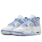 Jordan 4 Retro Forget Me Not dámske nízke streetové tenisky — produktová fotografia na bielom pozadí, bočný pohľad