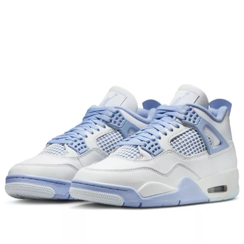 Jordan 4 Retro Forget Me Not dámske nízke streetové tenisky — produktová fotografia na bielom pozadí, bočný pohľad