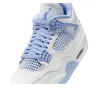 Jordan 4 Retro Forget Me Not dámske nízke streetové tenisky — produktová fotografia na bielom pozadí, bočný pohľad