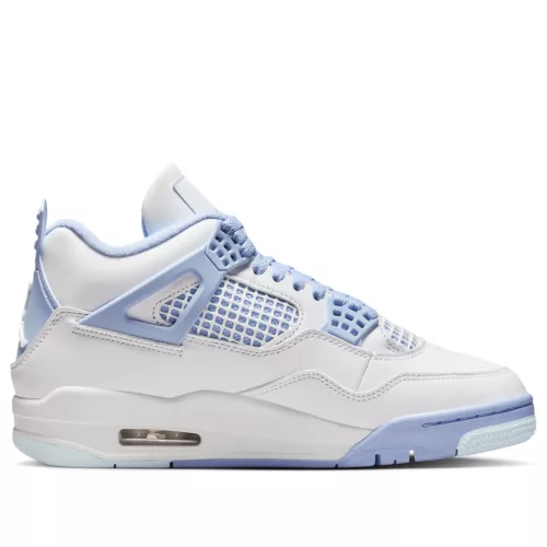 Jordan 4 Retro Forget Me Not dámske nízke streetové tenisky — produktová fotografia na bielom pozadí, bočný pohľad