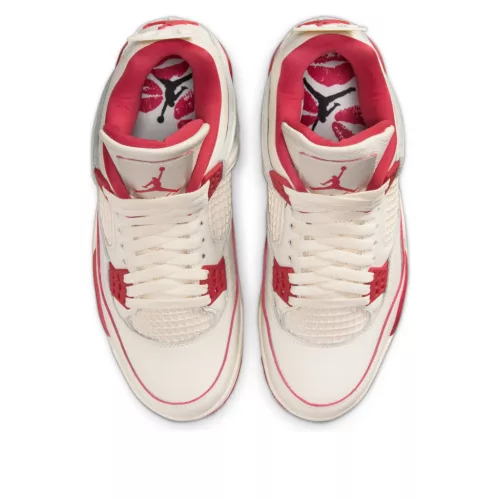 Jordan 4 Retro Valentine's Day Sierra Red dámske nízke streetové tenisky červené — produktová fotografia na bielom pozadí, bočný pohľad