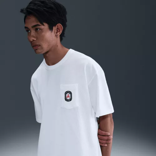 Nike SB Max90 Skate T-Shirt White tričko biele — produktová fotografia na bielom pozadí, bočný pohľad