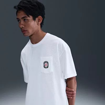 Nike SB Max90 Skate T-Shirt White tričko biele — produktová fotografia na bielom pozadí, bočný pohľad