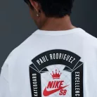 Nike SB Max90 Skate T-Shirt White tričko biele — produktová fotografia na bielom pozadí, bočný pohľad