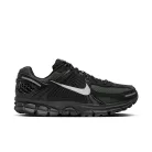 Nike Zoom Vomero 5 Black Sequoia nízke bežecké tenisky čierne — produktová fotografia na bielom pozadí, bočný pohľad