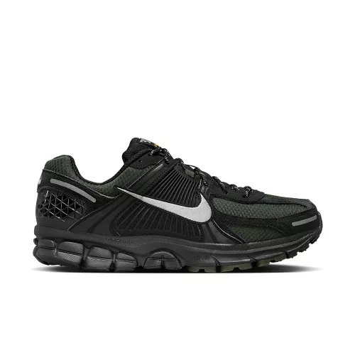 Nike Zoom Vomero 5 Black Sequoia nízke bežecké tenisky čierne — produktová fotografia na bielom pozadí, bočný pohľad