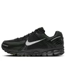 Nike Zoom Vomero 5 Black Sequoia nízke bežecké tenisky čierne — produktová fotografia na bielom pozadí, bočný pohľad