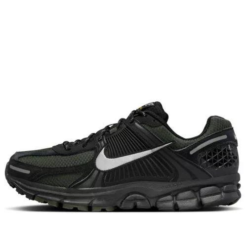 Nike Zoom Vomero 5 Black Sequoia nízke bežecké tenisky čierne — produktová fotografia na bielom pozadí, bočný pohľad
