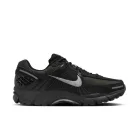 Nike Zoom Vomero 5 Black Sequoia nízke bežecké tenisky čierne — produktová fotografia na bielom pozadí, bočný pohľad