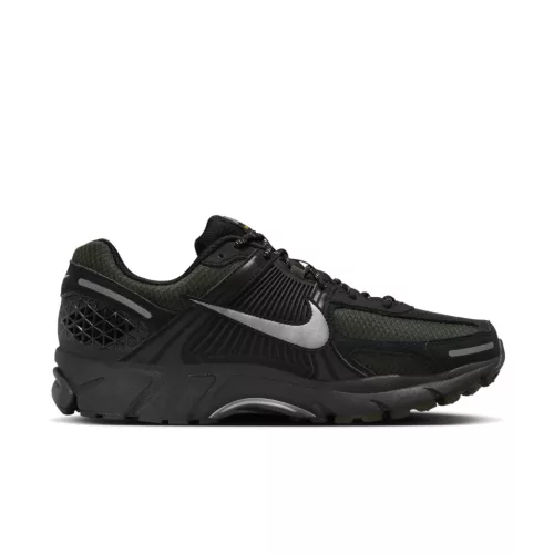 Nike Zoom Vomero 5 Black Sequoia nízke bežecké tenisky čierne — produktová fotografia na bielom pozadí, bočný pohľad