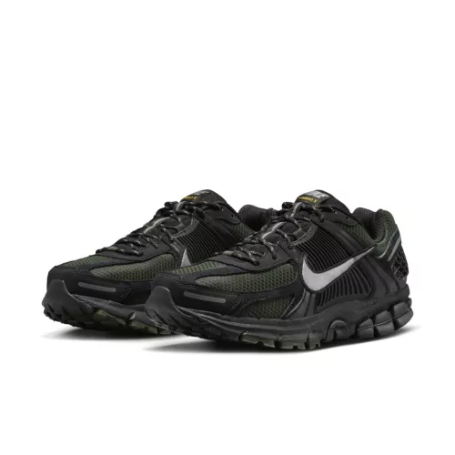 Nike Zoom Vomero 5 Black Sequoia nízke bežecké tenisky čierne — produktová fotografia na bielom pozadí, bočný pohľad