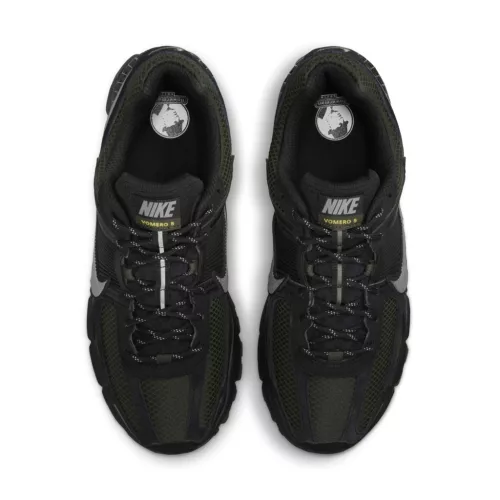 Nike Zoom Vomero 5 Black Sequoia nízke bežecké tenisky čierne — produktová fotografia na bielom pozadí, bočný pohľad