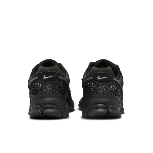 Nike Zoom Vomero 5 Black Sequoia nízke bežecké tenisky čierne — produktová fotografia na bielom pozadí, bočný pohľad