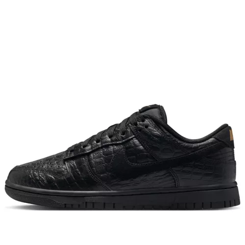 Nike Dunk Low Crocodile Black dámske nízke streetové tenisky čierne — produktová fotografia na bielom pozadí, bočný pohľad