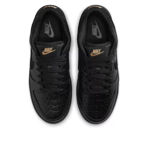 Nike Dunk Low Crocodile Black dámske nízke streetové tenisky čierne — produktová fotografia na bielom pozadí, bočný pohľad