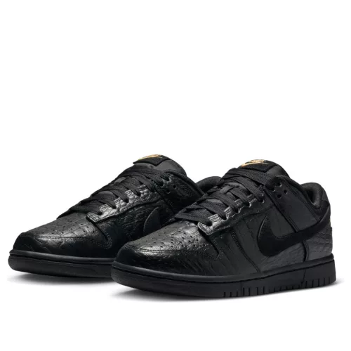 Nike Dunk Low Crocodile Black dámske nízke streetové tenisky čierne — produktová fotografia na bielom pozadí, bočný pohľad