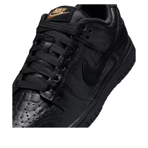 Nike Dunk Low Crocodile Black dámske nízke streetové tenisky čierne — produktová fotografia na bielom pozadí, bočný pohľad