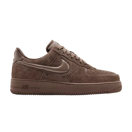 Nike Air Force 1 Low '07 Mink Brown dámske nízke streetové tenisky hnedé — produktová fotografia na bielom pozadí, bočný pohľad
