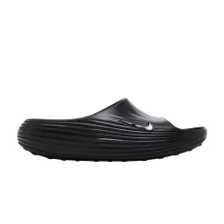 Nike ReactX Rejuven8 Slide Black šľapky čierne — produktová fotografia na bielom pozadí, bočný pohľad